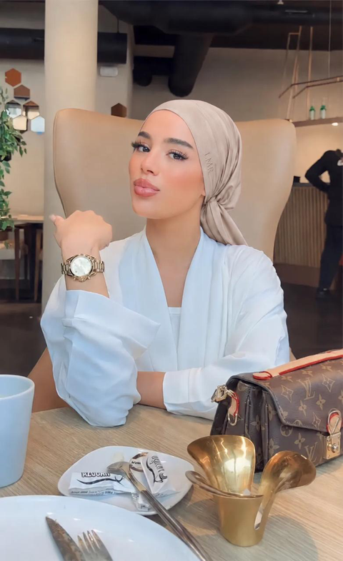 اللون الأول